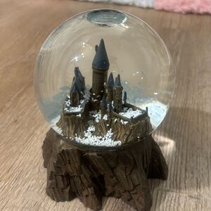 * Harry Potter Hogwarts Castle Snow Globe Universal Studios